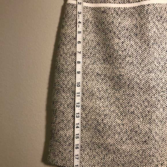 White House Black Market Grey & White Pencil Skirt - Size 8P - Picture 4 of 10